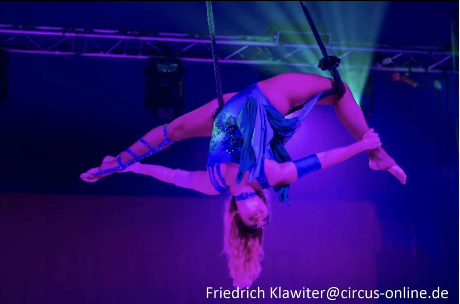 "มารินา บี" นักแสดงชาวสเปนวัย 27 ปี ร่วงกระแทกพื้นระหว่างแสดงกายกรรมที่เยอรมนี ไม่ได้ใช้เชือกนิรภัย ผู้ชมกรีดร้องระงม พ่อแม่รีบปิดตาบุตรหลาน