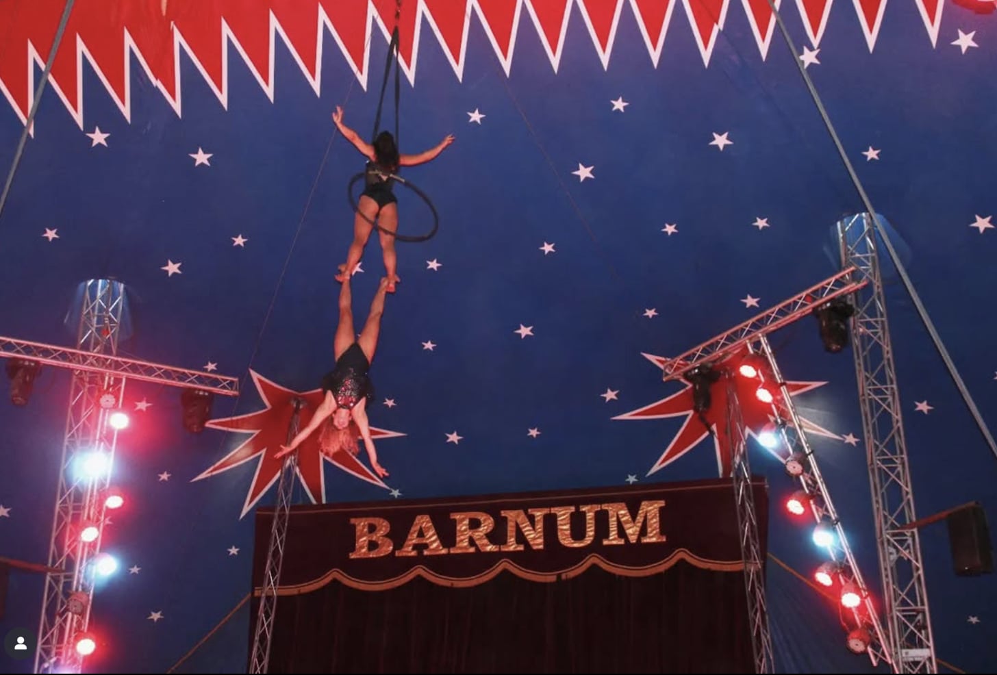 "มารินา บี" นักแสดงชาวสเปนวัย 27 ปี ร่วงกระแทกพื้นระหว่างแสดงกายกรรมที่เยอรมนี ไม่ได้ใช้เชือกนิรภัย ผู้ชมกรีดร้องระงม พ่อแม่รีบปิดตาบุตรหลาน