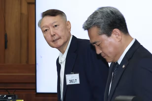 อดีตประธานาธิบดี ยุน ซอกยอล ขณะอยู่ในห้องพิจารณาคดี พร้อมป้ายหมายเลขผู้ต้องขัง 3617