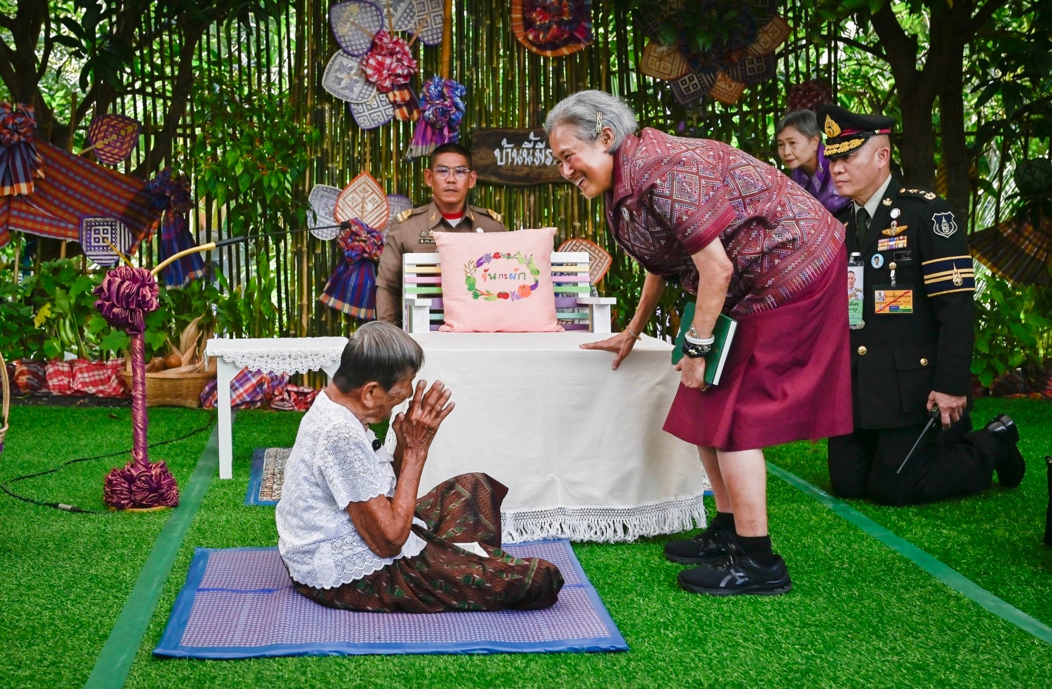 สมเด็จพระเทพ เสด็จฯ เยี่ยมยายจำลอง อายุ 97 ปี