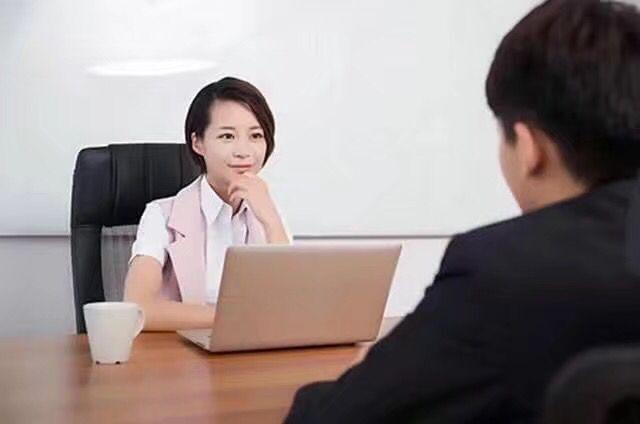 ผู้สมัครงานกำลังตอบคำถามสัมภาษณ์อย่างมั่นใจ