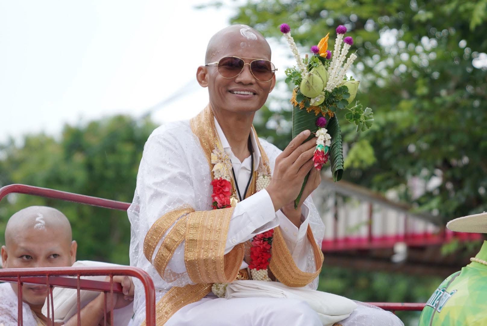 สาธุ จา พนม ขี่ช้างเข้าพิธีอุปสมบท ได้รับฉายาทางธรรม ภทฺทธมฺโม แปลว่า ผู้เจริญในธรรม-4