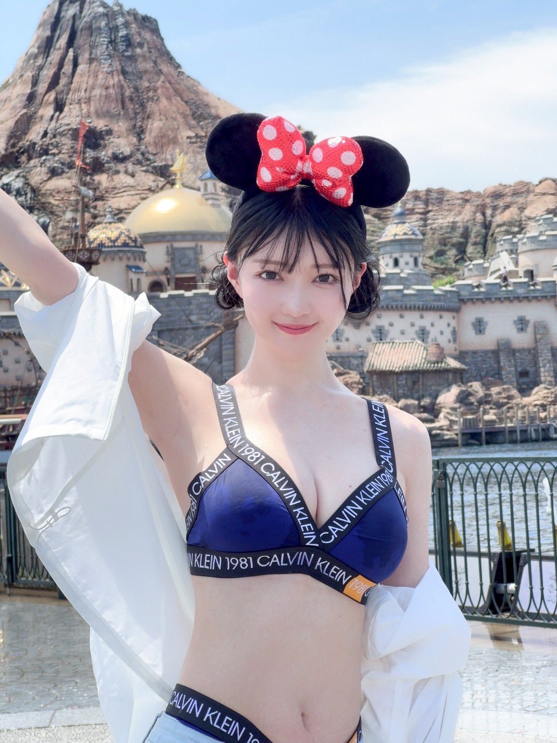 สาวญี่ปุ่นใส่ชุดชั้นในเดินเที่ยวดีสนีย์ - 3