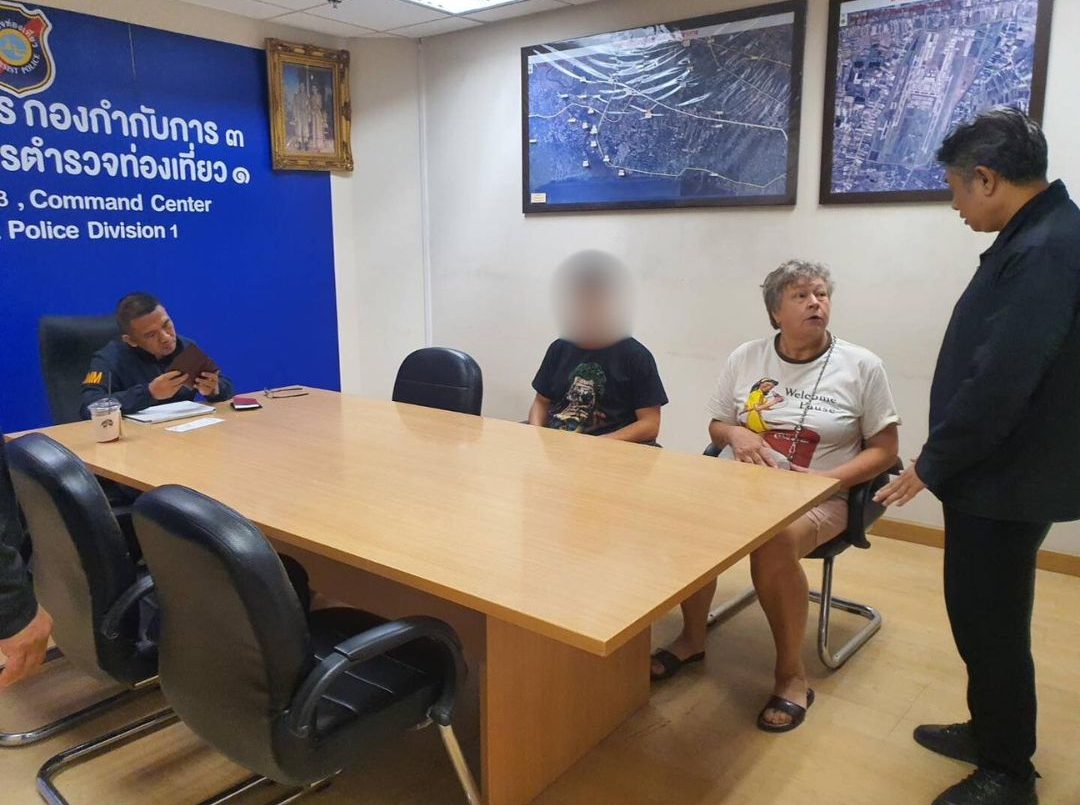 ภาพนายจอร์จีขณะถูกเจ้าหน้าที่ตำรวจควบคุมตัวที่สนามบินสุวรรณภูมิ