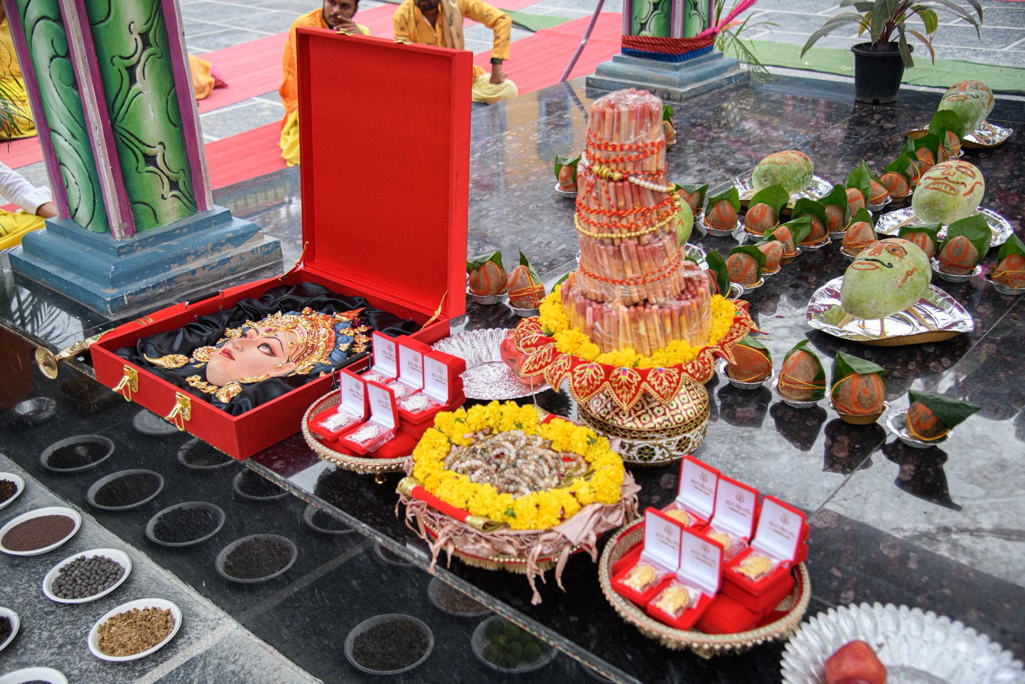 หน้ากากพระแม่ทุรคา ของ เอ จักรพรรดิ ช่างหล่อยืนยันราคาไม่ถึง 10 ล้าน-1