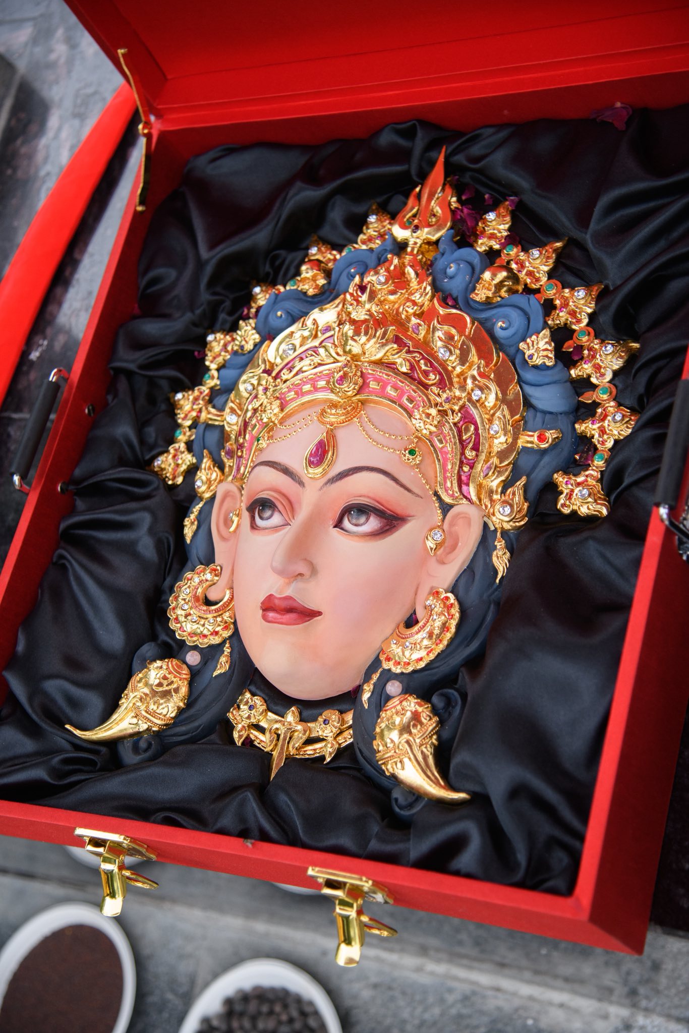 หน้ากากพระแม่ทุรคา ของ เอ จักรพรรดิ ช่างหล่อยืนยันราคาไม่ถึง 10 ล้าน-2