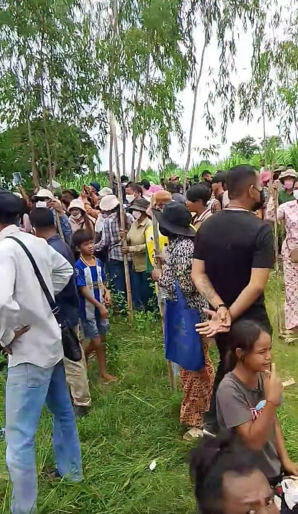 กลุ่มผู้ประท้วงชาวกัมพูชากำลังถือท่อนไม้