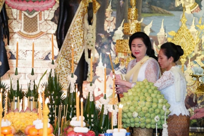 เขมรเล่นใหญ่ บุน รานี เมีย ฮุนเซน ทำพิธีสวดปัดเป่า-ขับไล่ศัตรูคุกคามชาติ-1