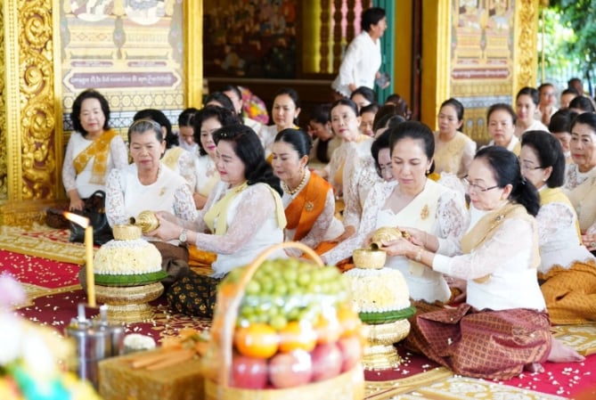 เขมรเล่นใหญ่ บุน รานี เมีย ฮุนเซน ทำพิธีสวดปัดเป่า-ขับไล่ศัตรูคุกคามชาติ-2