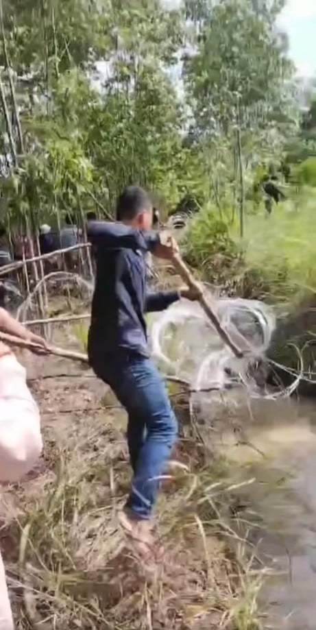 ชาวกัมพูชากำลังรื้อถอนรั้วลวดหนาม บริเวณชายแดนบ้านหนองหญ้าแก้ว จ.สระแก้ว