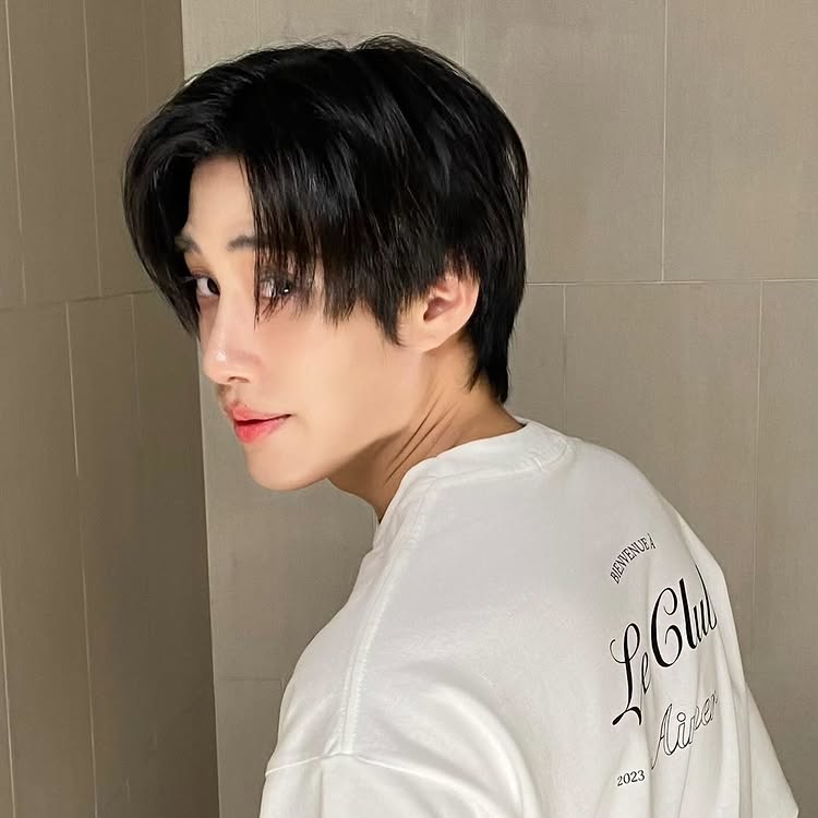 เติ้ล มติมันท์ หลานชายแท้ๆ ของ ท่านเรวัช สวมเสื้อขาว