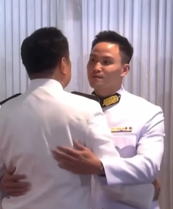 เป๊ก เศรณี ลูกชายนายก กอดพ่อ