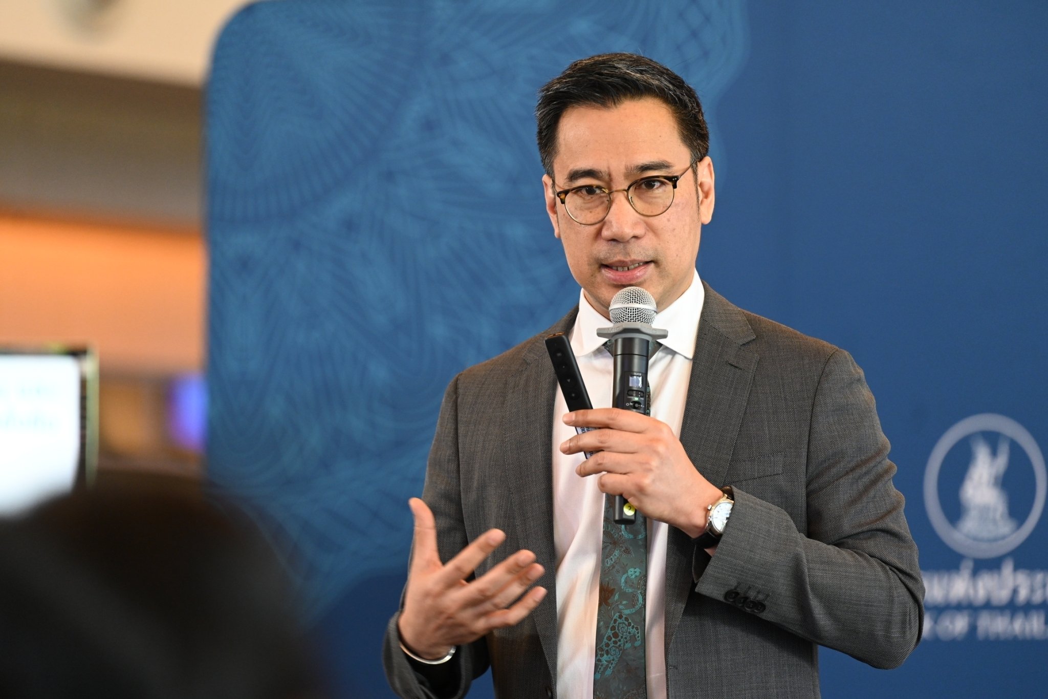 ดร.เศรษฐพุฒิ สุทธิวาทนฤพุฒิ ผู้ว่าการธนาคารแห่งประเทศไทย ขณะแถลงข่าว