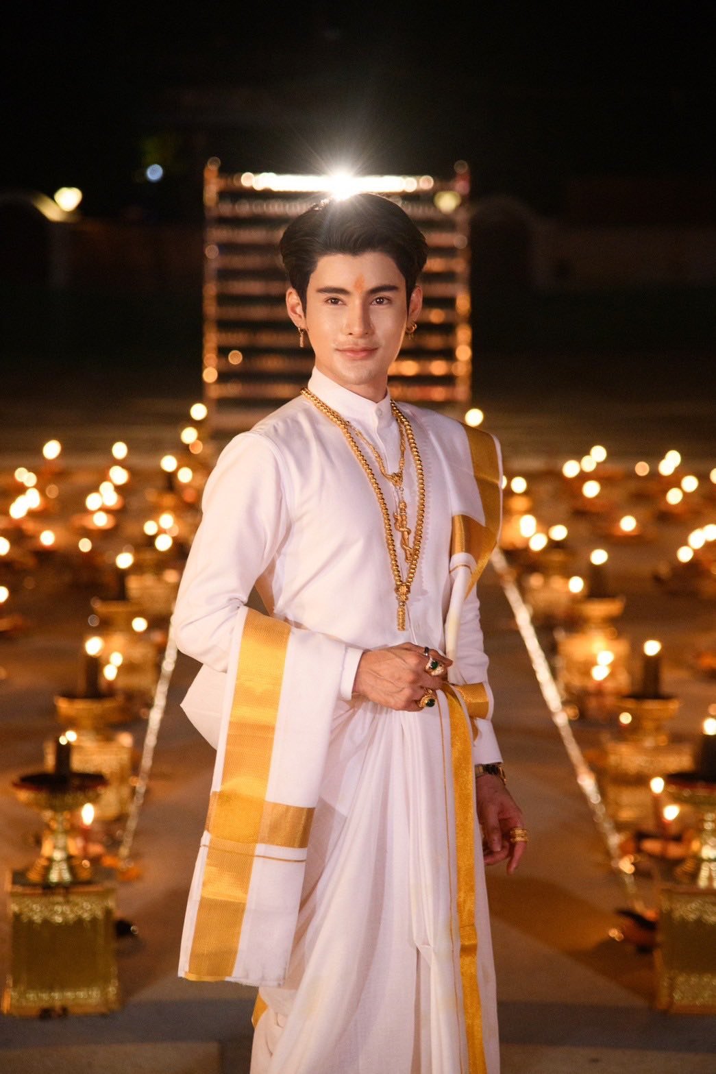 "อาจารย์เอ จักรพรรดิ" หรือ นายธนกฤต โรจนตรีภูมิ