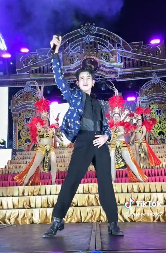"เอ จักรพรรดิ" ขณะกำลังทำการแสดงบนเวทีหมอลำเสียงอิสาน