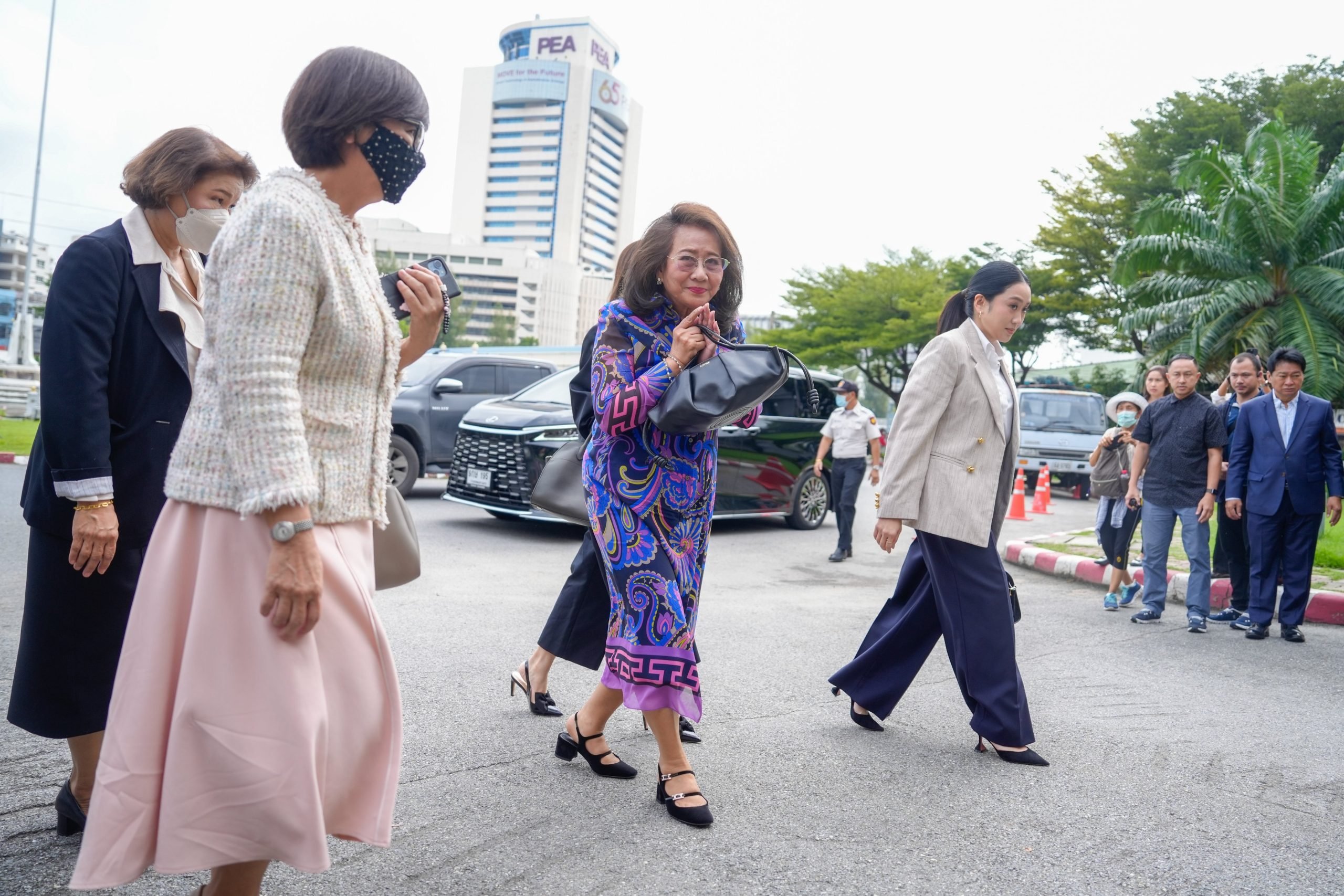 คุณหญิงพจมาน น.ส.แพทองธาร และ น.ส.พินทองทา เดินทางมาถึงเรือนจำ