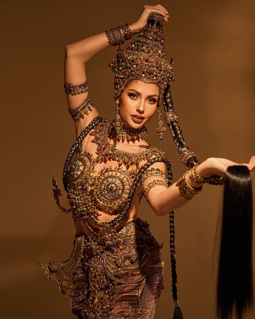แอนโทเนีย โพซิ้ว ในชุดประจำชาติ "พระแม่ธรณีบีบมวยผม" บนเวที Miss Universe 2023