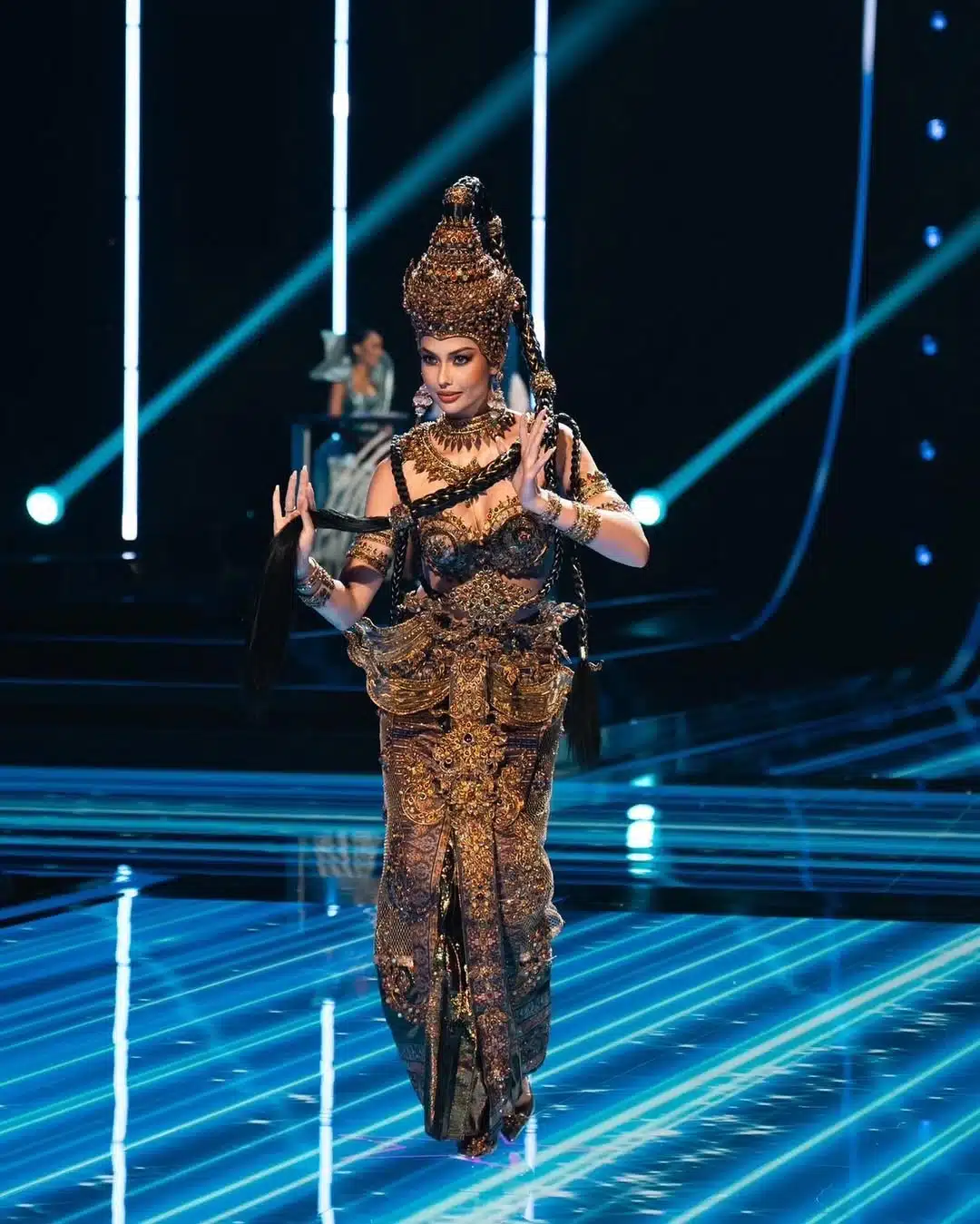 แอนโทเนีย โพซิ้ว ในชุดประจำชาติ "พระแม่ธรณีบีบมวยผม" บนเวที Miss Universe 2023