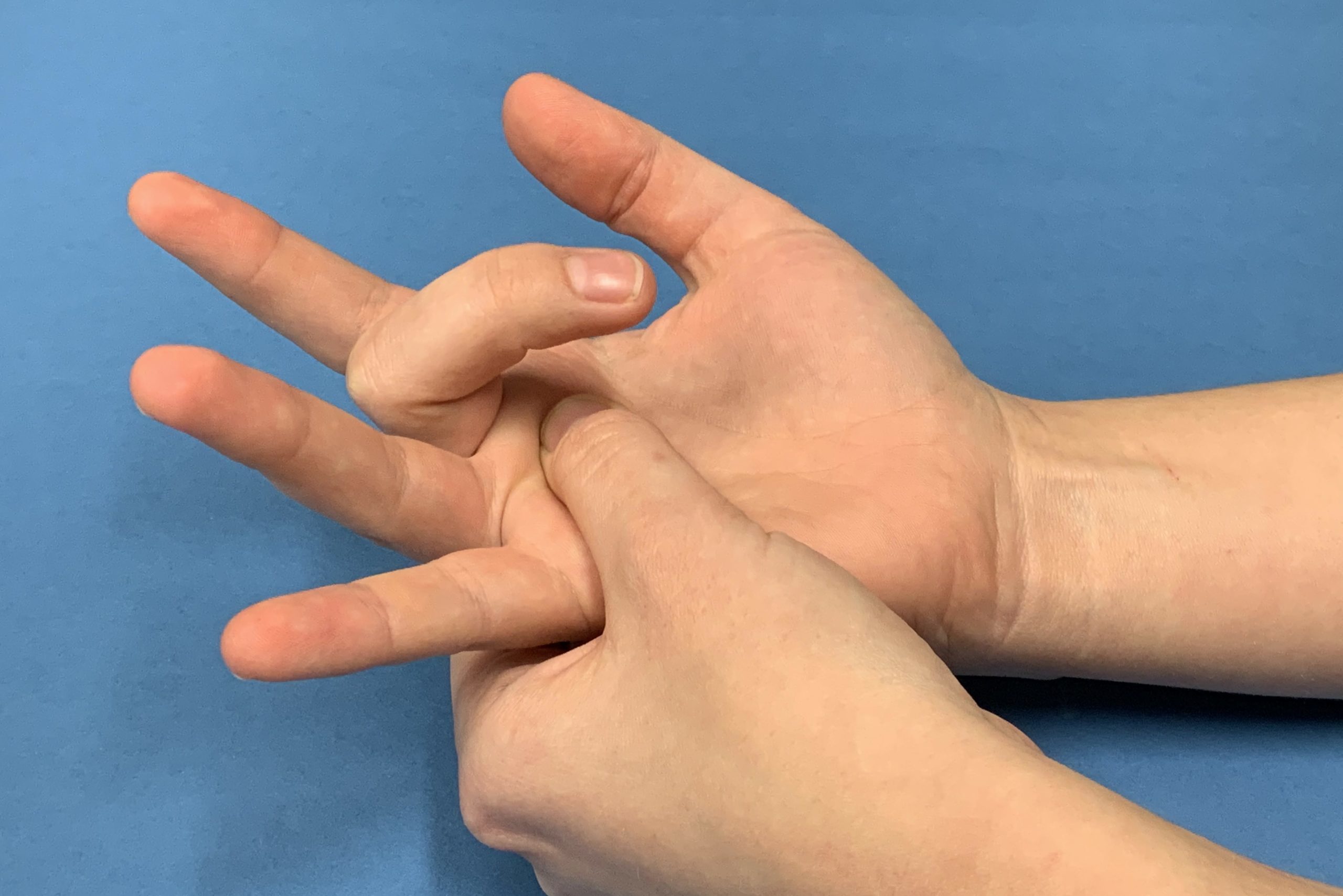 คนกำลังทำท่าบริหารยืดกล้ามเนื้อมือและข้อมือ