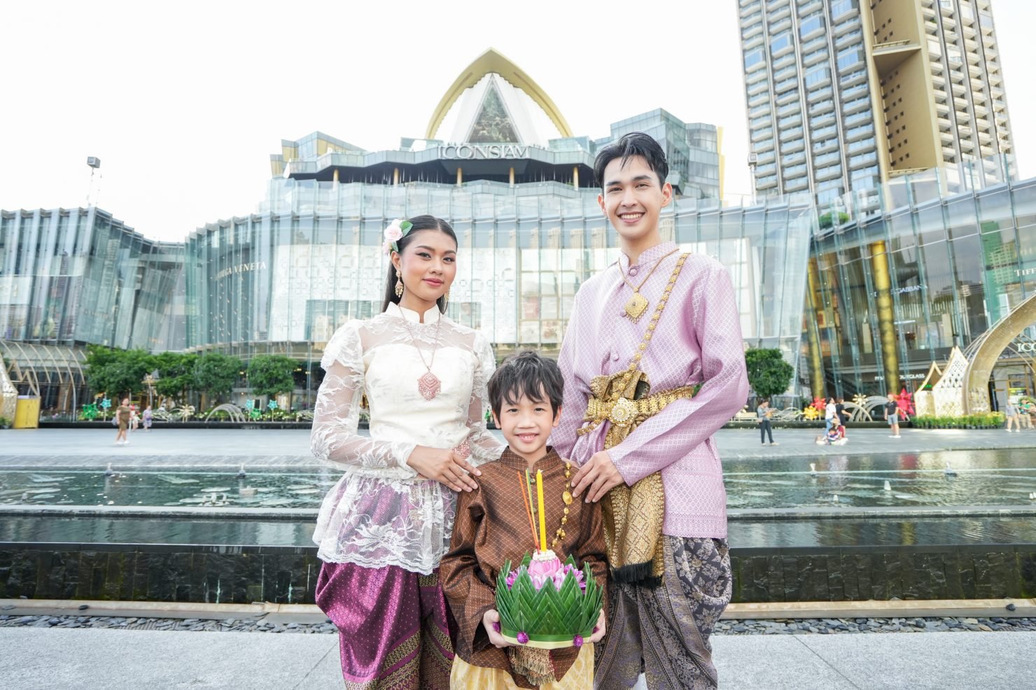 ลอยกระทง ไอคอนสยาม 2568 เชิญชมนิทรรศการเฉลิมพระเกียรติ "ชุดไทยพระราชนิยม" การแสดงโขน-ลิเก พร้อมชมกระทง 5 ภาค ณ ริเวอร์ พาร์ค 5 พฤศจิกายน 2568