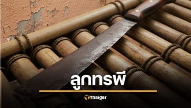 เกิดเหตุสลดในพื้นที่ จ.อุบลราชธานี เมื่อลูกชายซึ่งมีประวัติป่วยทางจิตเวชและเพิ่งพ้นโทษในคดีฆ่าผู้อื่นได้เพียง 8 วัน ก่อเหตุใช้มีดพร้าทำร้ายแม่แท้ๆ จนเสียชีวิตคาบ้านพัก สาเหตุคาดว่าเกิดจากความไม่พอใจที่ถูกแม่ตามให้กลับจากวงเหล้า ประกอบกับไม่ได้กินยาจนเกิดอาการคลุ้มคลั่ง ล่าสุดเจ้าหน้าที่ตำรวจสามารถติดตามจับกุมตัวได้แล้ว เมื่อช่วงค่ำของวันที่ 8 ตุลาคม 2568 ร.ต.อ.พรชัย แจ่มเชื้อ รองสารวัตร (สอบสวน) สภ.เมืองอุบลราชธานี ได้รับแจ้งเหตุลูกชายทำร้ายแม่เสียชีวิตที่บ้านหนองมะนาว ต.กุดลาด อ.เมือง จึงเข้าตรวจสอบพร้อมเจ้าหน้าที่กู้ภัย ที่เกิดเหตุบริเวณแคร่ไม้ไผ่หน้าบ้านพบร่าง นางเทียม อายุ 60 ปี นอนคว่ำหน้าเสียชีวิต สภาพมีบาดแผลฉกรรจ์ถูกฟันด้วยของมีคมบริเวณใบหน้า ลำคอ และท้ายทอย รวม 5 แผล และที่แขนซ้ายอีก 1 แผล ใกล้กันพบเอกสารรับอภัยโทษและเอกสารข้อมูลจิตเวชของผู้ก่อเหตุตกอยู่ ผู้ก่อเหตุคือ นายรัตนพล (ยิ้ม) อายุ 29 ปี ลูกชายของผู้เสียชีวิต ซึ่งหลังก่อเหตุได้วิ่งหลบหนีไปพร้อมมีดพร้าที่ใช้เป็นอาวุธ จากการสอบสวน นางสีดา อายุ 56 ปี ผู้เป็นอา เปิดเผยว่า นายรัตนพลเคยคลุ้มคลั่งทำร้ายเพื่อนบ้านเสียชีวิตเมื่อปี 2560 จนถูกตัดสินจำคุก 8 ปี และเพิ่งได้รับการอภัยโทษออกมาเมื่อวันที่ 1 ต.ค. 68 ที่ผ่านมา หลังออกมาได้ 2-3 วัน นายรัตนพลเริ่มมีอาการตาขวาง พกมีดพร้า และออกไปดื่มสุรา ก่อนเกิดเหตุ นายรัตนพลออกไปดื่มเหล้าตั้งแต่เที่ยงคืนและไม่ยอมกินยาตามที่แพทย์สั่ง เพื่อนบ้านเห็นท่าไม่ดีจึงมาบอกให้นางเทียมไปตามกลับบ้าน ทำให้นายรัตนพลไม่พอใจ จนกระทั่งช่วงค่ำได้กลับมาต่อว่าและมีปากเสียงกับแม่ ก่อนจะใช้มีดพร้าที่พกติดตัวมาฟันแม่จนเสียชีวิตดังกล่าว นางสีดายังเผยอีกว่า ก่อนเกิดเหตุหนึ่งวัน ตนเห็นนายรัตนพลอาการไม่ดีจึงเตือนให้นางเทียมแจ้งตำรวจแล้ว แต่ผู้เป็นแม่ไม่ได้แจ้ง จนเกิดโศกนาฏกรรมขึ้น