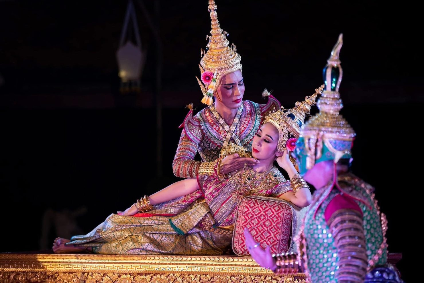 ลอยกระทง ไอคอนสยาม 2568 เชิญชมนิทรรศการเฉลิมพระเกียรติ "ชุดไทยพระราชนิยม" การแสดงโขน-ลิเก พร้อมชมกระทง 5 ภาค ณ ริเวอร์ พาร์ค 5 พฤศจิกายน 2568