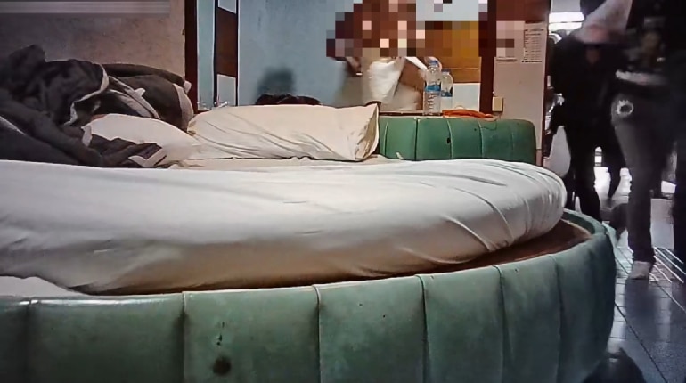 เจ้าหน้าที่ตำรวจทีม สารวัตรแจ๊ะ CIB บุกรวบตัวหมอเถื่อน หมอกอล์ฟ คาม่านรูดย่านคลองตัน