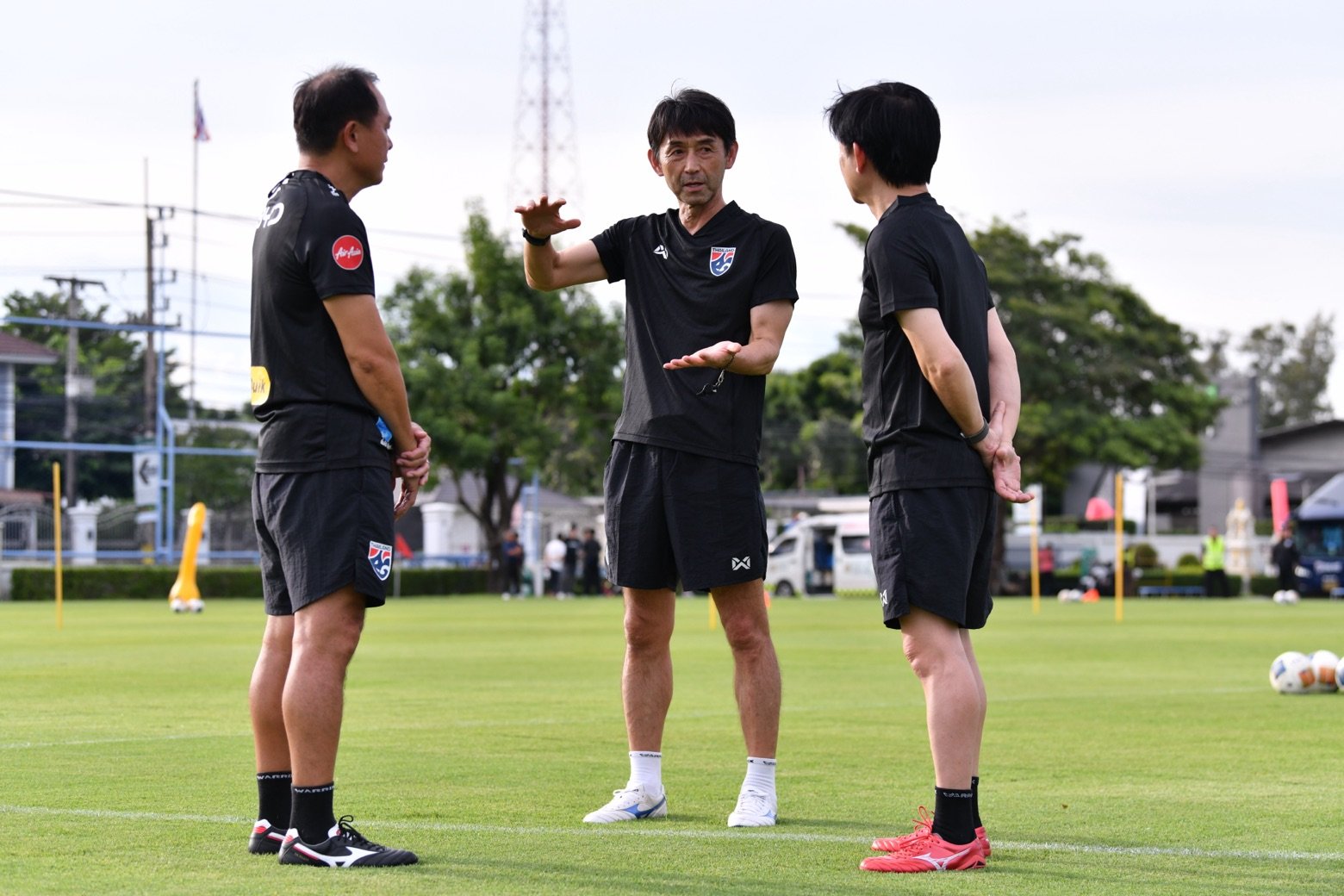 อิชิอิกับทีมงานสตาฟฟ์ทีมชาติไทยช่วงซ้อมก่อนแข่งคิงส์คัพ