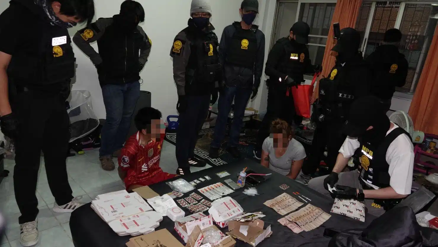 เจ้าหน้าที่ตำรวจทีม สารวัตรแจ๊ะ CIB บุกรวบตัวหมอเถื่อน หมอกอล์ฟ คาม่านรูดย่านคลองตัน