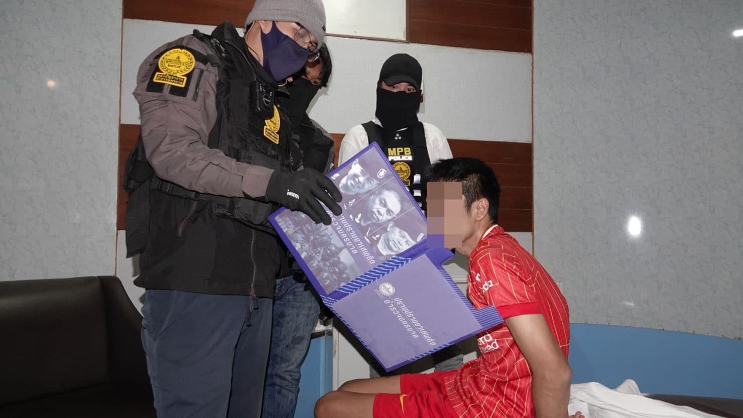 เจ้าหน้าที่ตำรวจทีม สารวัตรแจ๊ะ CIB บุกรวบตัวหมอเถื่อน หมอกอล์ฟ คาม่านรูดย่านคลองตัน