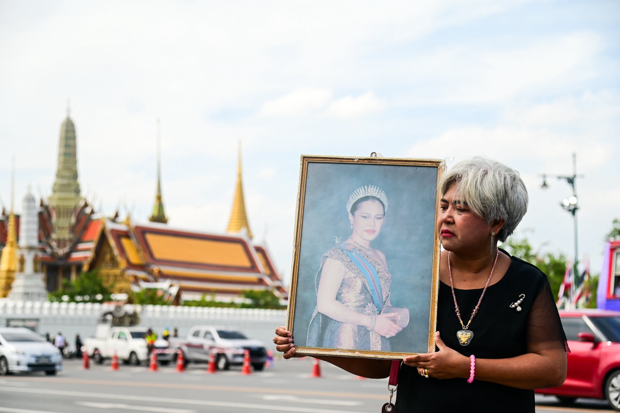 ร่วมส่งเสด็จพระบรมศพ สมเด็จพระบรมราชชนนีพันปีหลวง หน้าศาลฎีกา