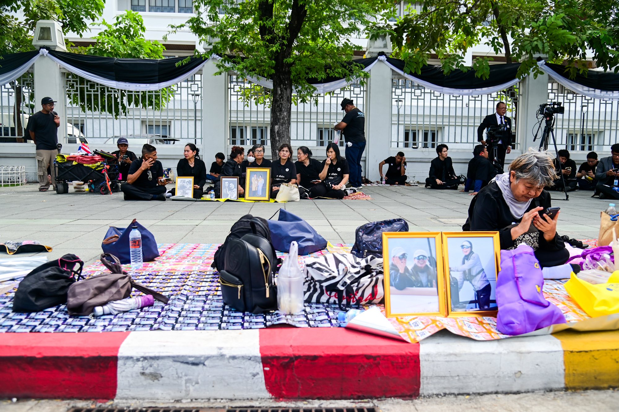 ประชาชนทยอยเข้าจับจองพื้นที่ร่วมส่งเสด็จฯ พระบรมศพ “สมเด็จพระบรมราชชนนีพันปีหลวง”(26 ต.ค. 68) เวลา 11:00 น. บริเวณหน้าศาลฎีกา