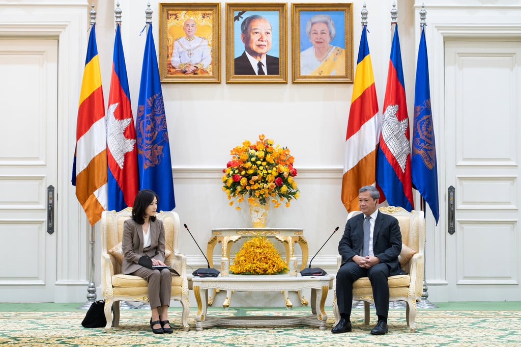 คิม จินา รองรัฐมนตรีต่างประเทศเกาหลีใต้ (ซ้าย)