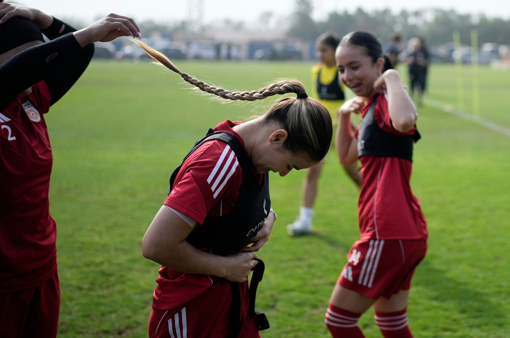 ทีมฟุตบอลหญิงอัฟกานิสถานร่วมแบ่งปันช่วงเวลาในระหว่างการฝึกซ้อม