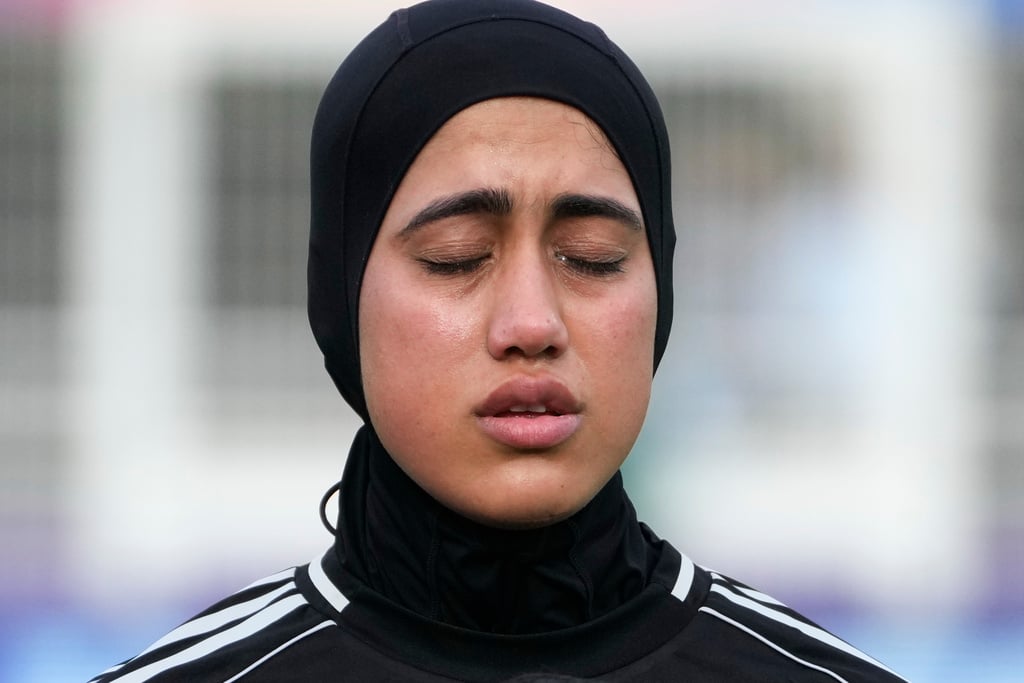คูร์ซันด์ อาซิซี นักฟุตบอลหญิงทีมชาติอัฟกานิสถาน หลั่งน้ำตาขณะฟังเพลงชาติ