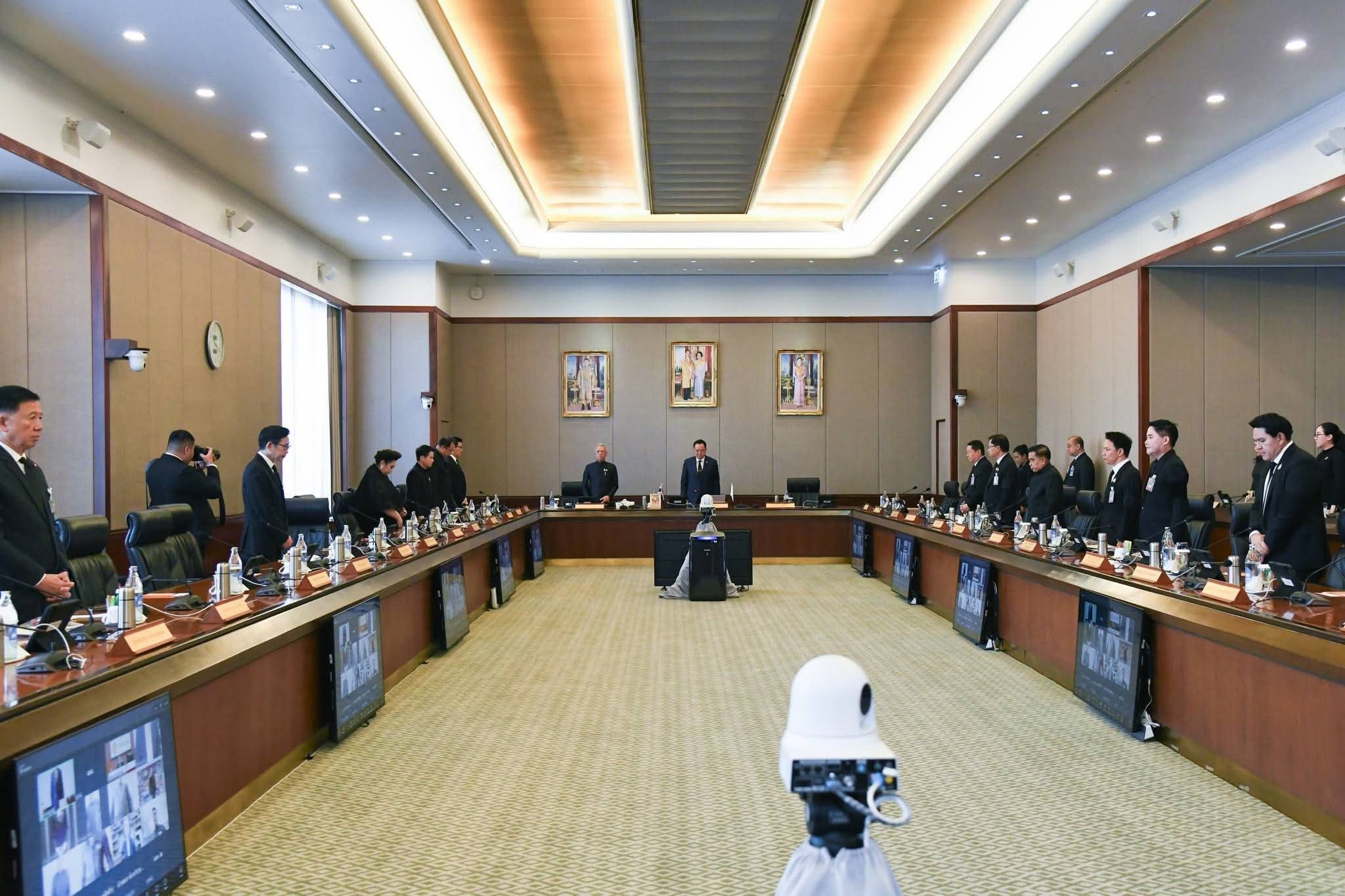 งดงานรื่นเริง 30 วัน