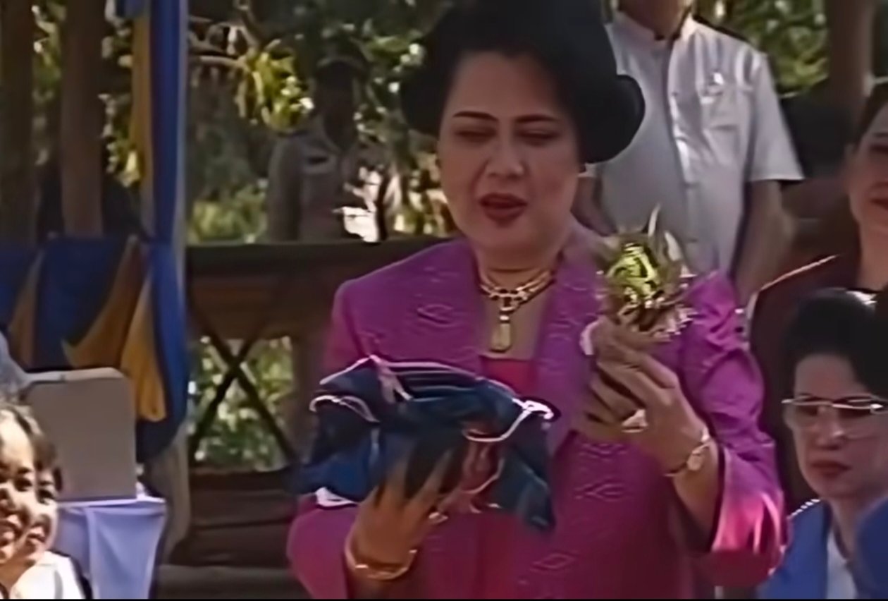 ศูนย์ศิลปาชีพบางไทร สมเด็จพระพันปีหลวง