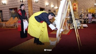 สมเด็จพระราชาธิบดี–สมเด็จพระราชินีภูฏาน เสด็จฯ ณ พระที่นั่งดุสิตมหาปราสาท วางพวงมาลาถวายอาลัยพระพันปีหลวง ด้วยพระองค์เอง