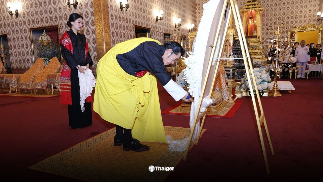 สมเด็จพระราชาธิบดี–สมเด็จพระราชินีภูฏาน เสด็จฯ ณ พระที่นั่งดุสิตมหาปราสาท วางพวงมาลาถวายอาลัยพระพันปีหลวง ด้วยพระองค์เอง