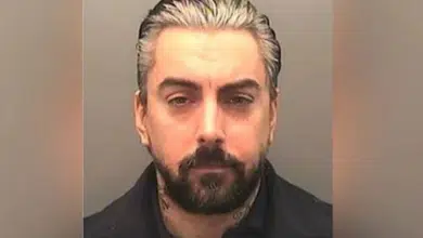 เอียน วัตกินส์ Ian Watkins เสียชีวิต ถูกนักโทษด้วยกันทำร้าย
