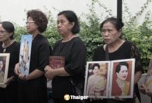 พสกนิกรร่ำไห้ กอดพระบรมฉายาลักษณ์ ร่วมถวายอาลัย สมเด็จพระพันปีหลวง เต็มพื้นที่รพ.จุฬฯ