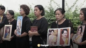 พสกนิกรร่ำไห้ กอดพระบรมฉายาลักษณ์ ร่วมถวายอาลัย สมเด็จพระพันปีหลวง เต็มพื้นที่รพ.จุฬฯ
