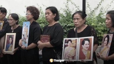 พสกนิกรร่ำไห้ กอดพระบรมฉายาลักษณ์ ร่วมถวายอาลัย สมเด็จพระพันปีหลวง เต็มพื้นที่รพ.จุฬฯ
