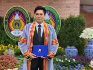 เครือโรงพยาบาลพญาไท–เปาโล ขอแสดงความยินดีกับ คุณอัฐ ทองแตง ประธานคณะผู้บริหาร เครือโรงพยาบาลพญาไท–เปาโล ในโอกาสเข้ารับพระราชทานปริญญาปรัชญาดุษฎีบัณฑิตกิตติมศักดิ์ สาขาวิชาทัศนศิลป์และการออกแบบ ประจำปีการศึกษา 2566 ณ มหาวิทยาลัยราชภัฏสวนสุนันทา