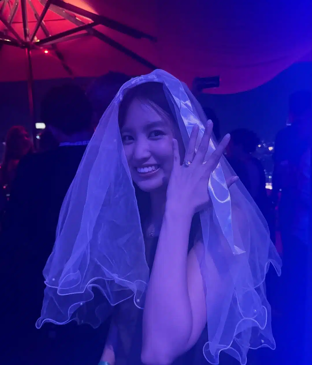 ร่วมยินดี แคน นายิกา อดีต BNK48 ถูกแฟนหนุ่มคุกเข่าขอแต่งงานที่สิงคโปร์-4