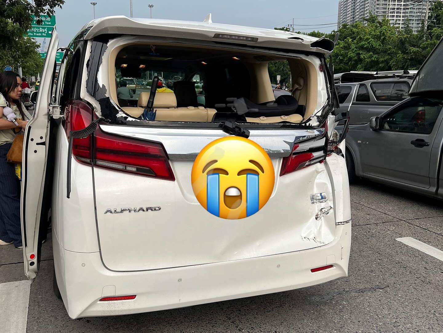 ช็อก นาเดีย เล่านาที รถสิบล้ออัดท้ายรถตู้ โชคดีลูกสาวลุกจากคาร์ซีท รอดหวุดหวิด-2