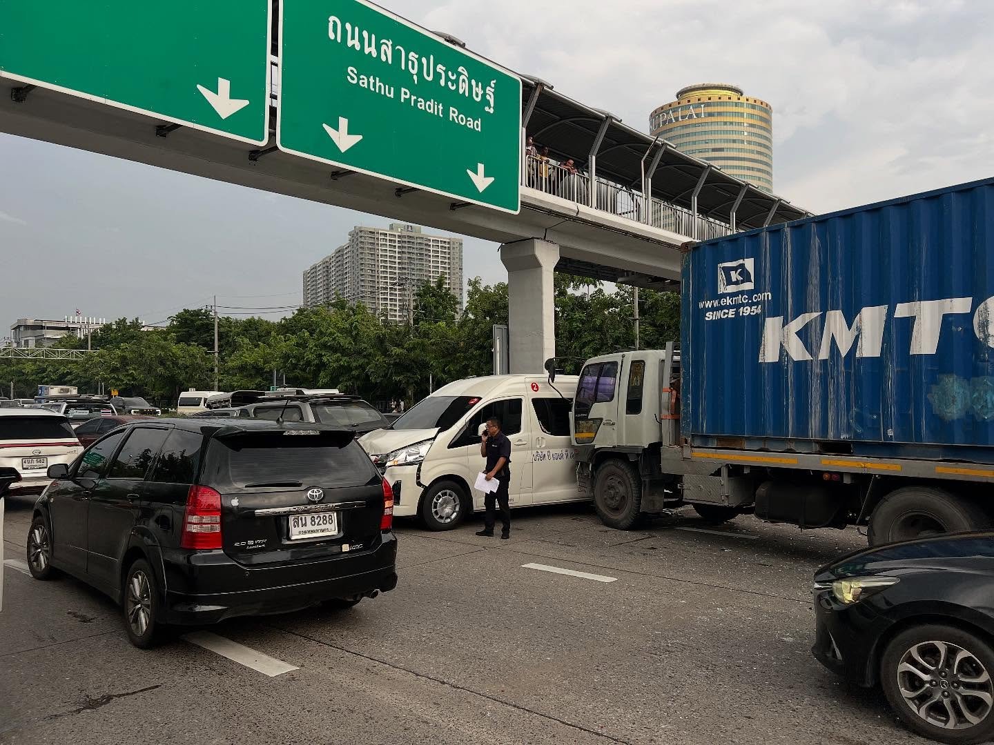 ช็อก นาเดีย เล่านาที รถสิบล้ออัดท้ายรถตู้ โชคดีลูกสาวลุกจากคาร์ซีท รอดหวุดหวิด-1