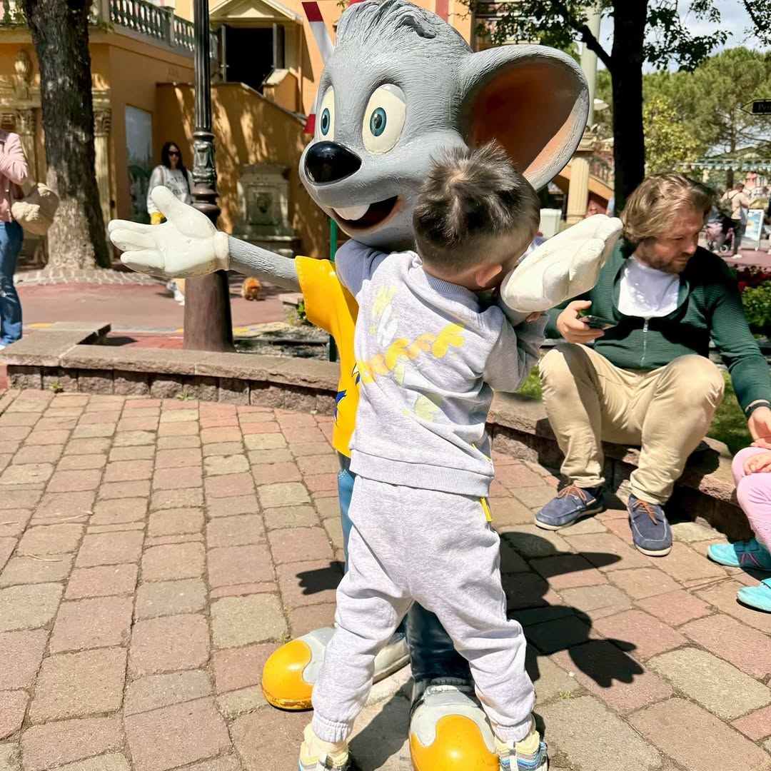 เซบาสเตียน พาลูก ๆ เที่ยวสวนสนุก สุดอบอุ่น พร้อมสาวข้างกายที่ทุกคนคุ้นตา-2