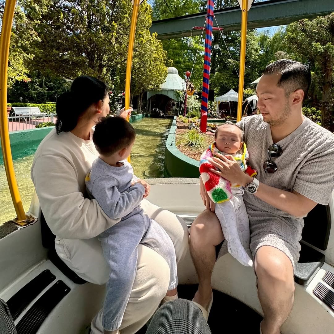 เซบาสเตียน พาลูก ๆ เที่ยวสวนสนุก สุดอบอุ่น พร้อมสาวข้างกายที่ทุกคนคุ้นตา-5