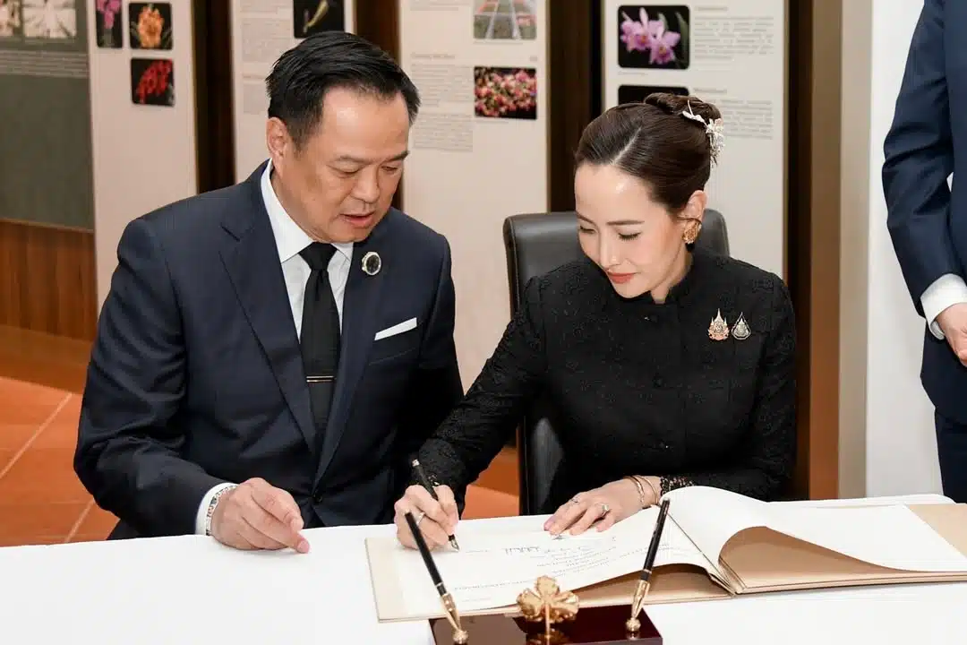 อนุทิน ชาญวีรกูล และ จ๋า ธนนนท์-1